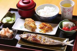  A.住宿提供的日式早餐根本就精緻得像是坊間銷售的日式定食。 