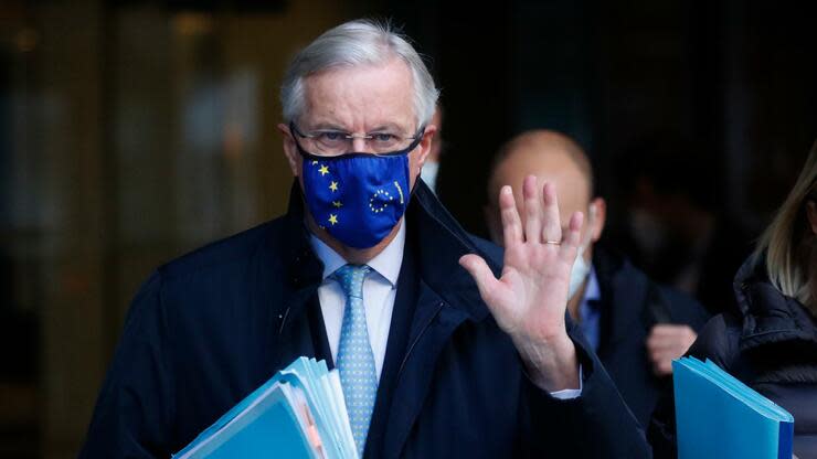 Michel Barnier, Chefunterhändler der Europäischen Union für den Brexit, trägt einen Mund-Nasen-Schutz im Stil der Flagge der EU. Noch bis zum Wochenende laufen die Verhandlungen in London, danach wieder in Brüssel. Foto: dpa