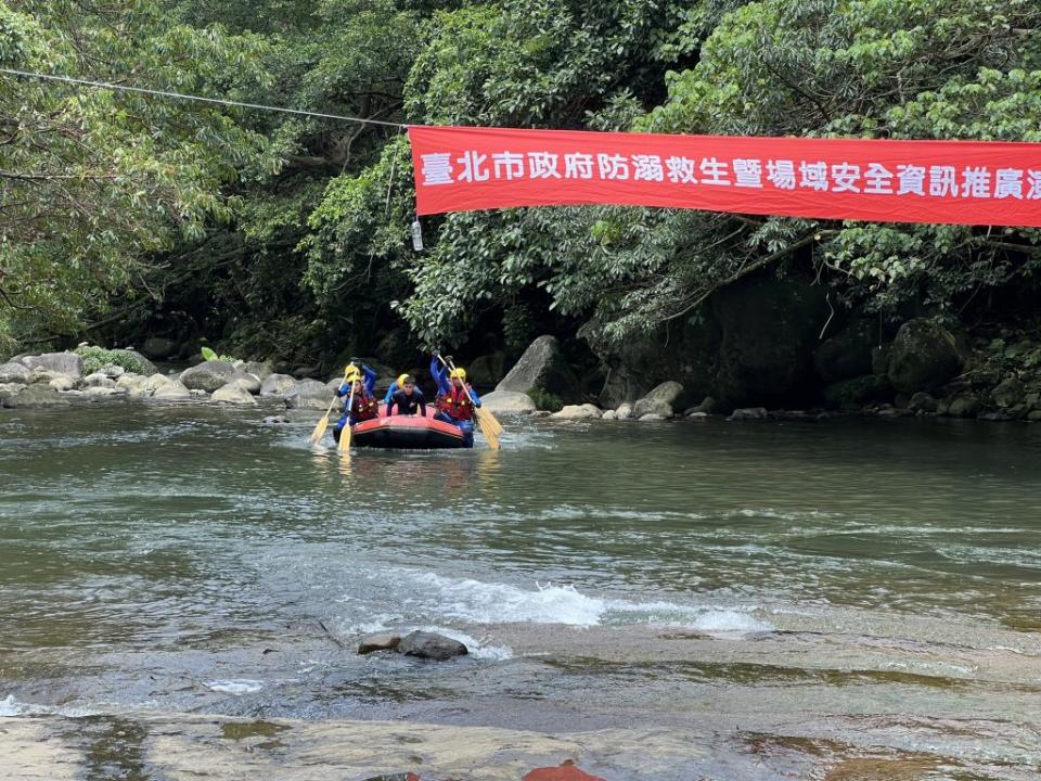 台北市消防局二十日在北市知名雙溪水域舉辦救生演練，防範夏季溺水事故發生。（記者周閩生攝）