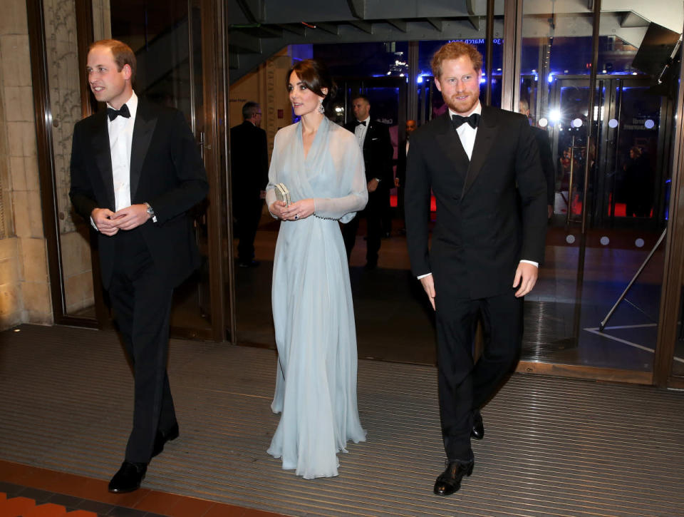 Im Oktober 2015 erscheint Kate mit ihren beiden Männern William und Harry bei der royalen Filmvorführung des neuen James Bond Films „Spectre“ in der Royal Albert Hall. Ihr zartes Feenkleid ist zwar sehr elegant, lässt sie aber wie eine madamige Filmdiva erscheinen. Die Jungs dagegen machen im 007-ähnlichen Anzug nichts falsch. Wobei der kleinere den größeren Bruder ausbootet: Bei Harry sitzt das Jackett einfach eine ganze Spur besser.