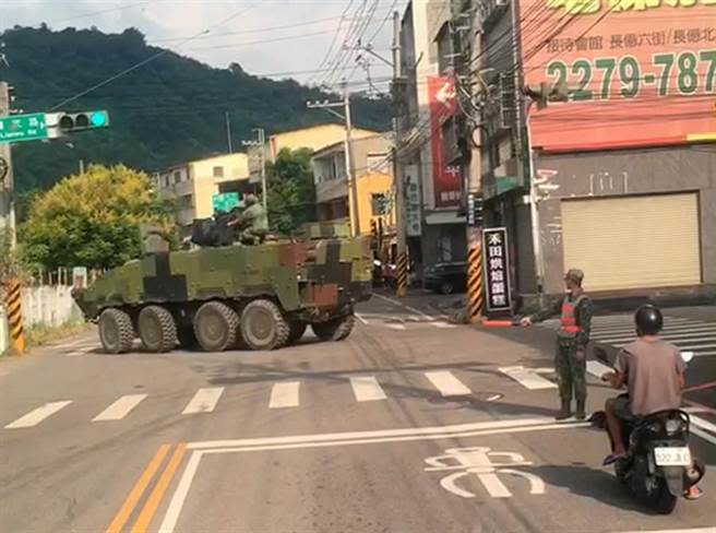 陸軍一輛CM33輪型甲車（雲豹甲車），轉彎時轉了好幾次轉不過去。（民眾提供／黃國峰台中傳真）