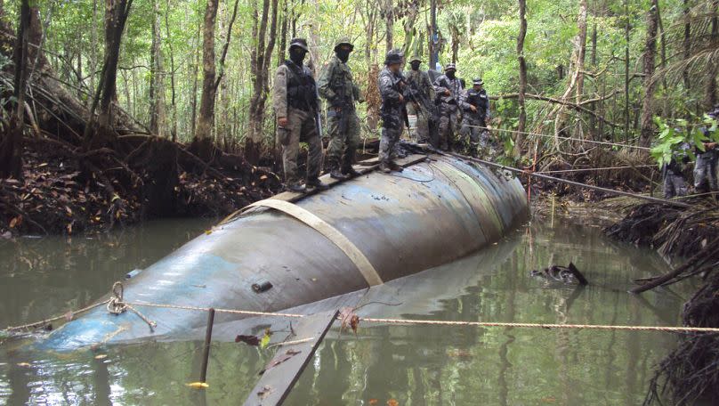 Des soldats se tiennent sur un sous-marin saisi dans la région de la jungle de La Loma en Équateur, en 2010