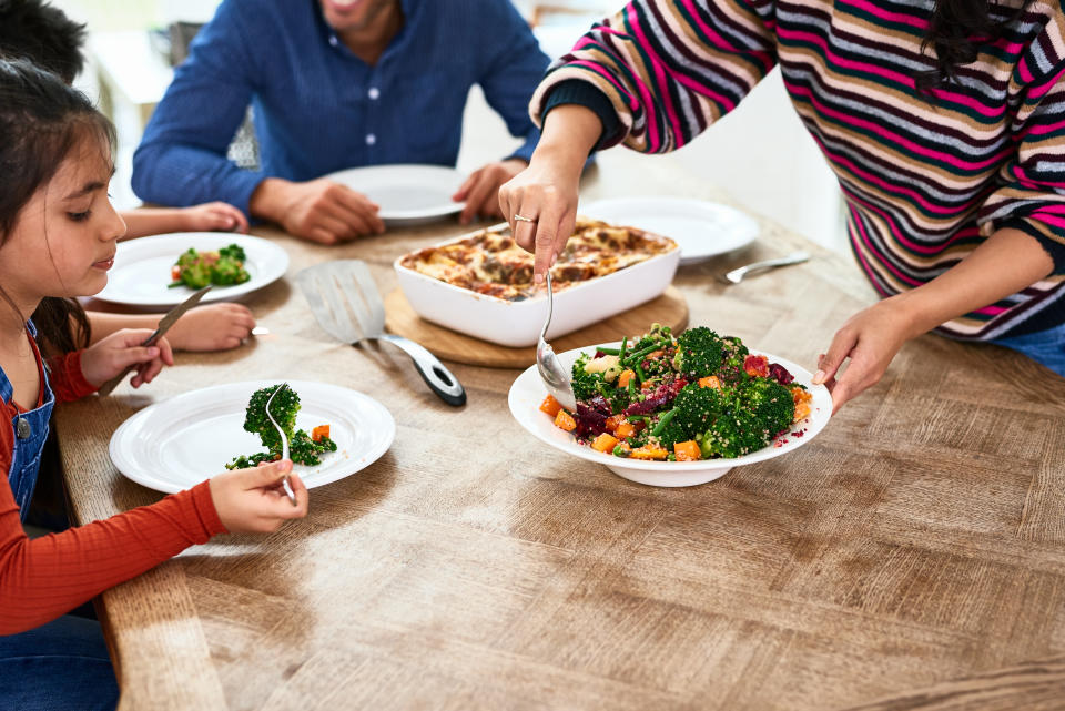 Las mejores fuentes de proteínas en la alimentación vegetariana y vegana son las legumbres y los frutos secos y semillas, que deben estar presentes en la dieta a diario. (Foto: Getty)