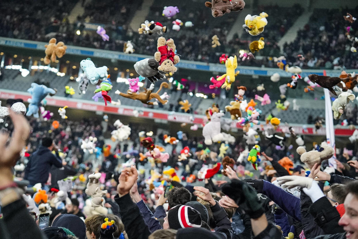 Le lancer de peluche lors de la mi-temps Lille-Metz le 3 décembre 2023.