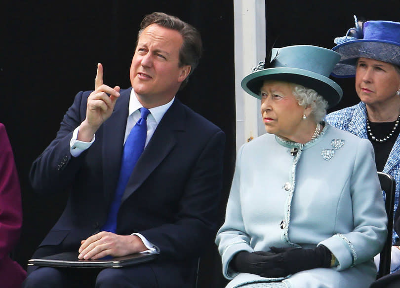 過去女王出席活動都有戴手套，因此不能確定黑斑是從什麼時候開始出現。（圖／達志／美聯社）