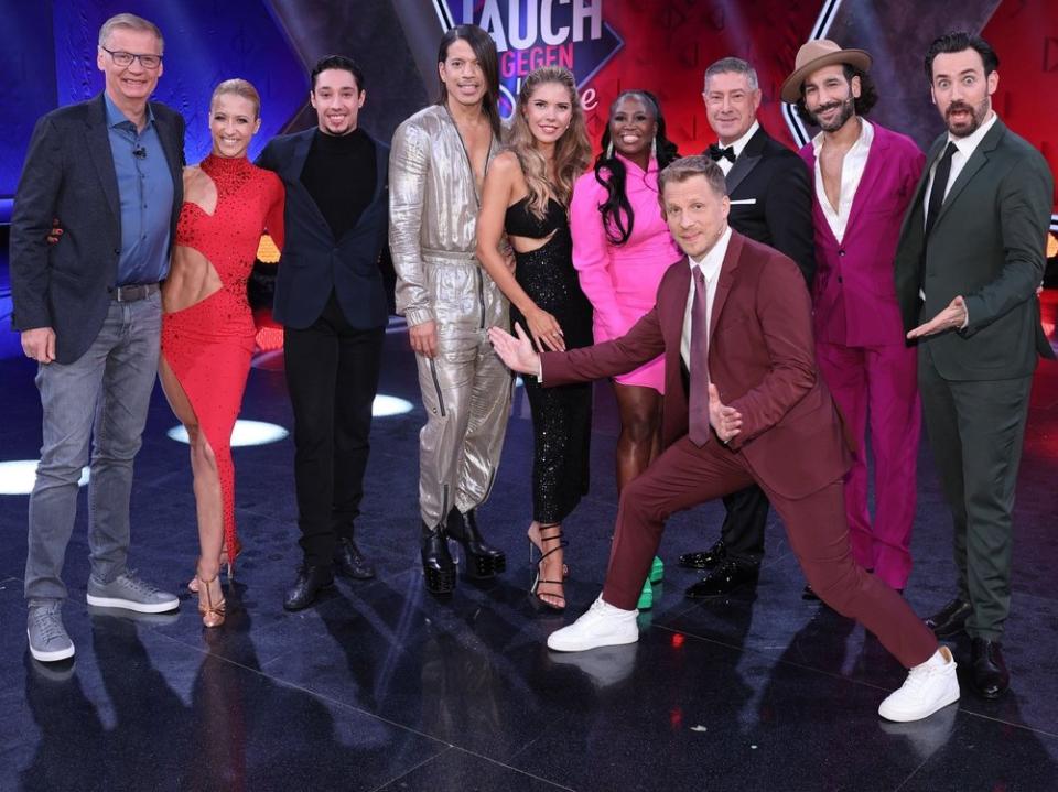 "Jauch gegen Let's Dance": V.l.: Günther Jauch, Kathrin Menzinger, René Casselly, Jorge González, Victoria Swarovski, Motsi Mabuse, Moderator Oliver Pocher, Joachim Llambi, Massimo Sinató und Jan Köppen. (Bild: Foto: RTL / Frank Hempel)