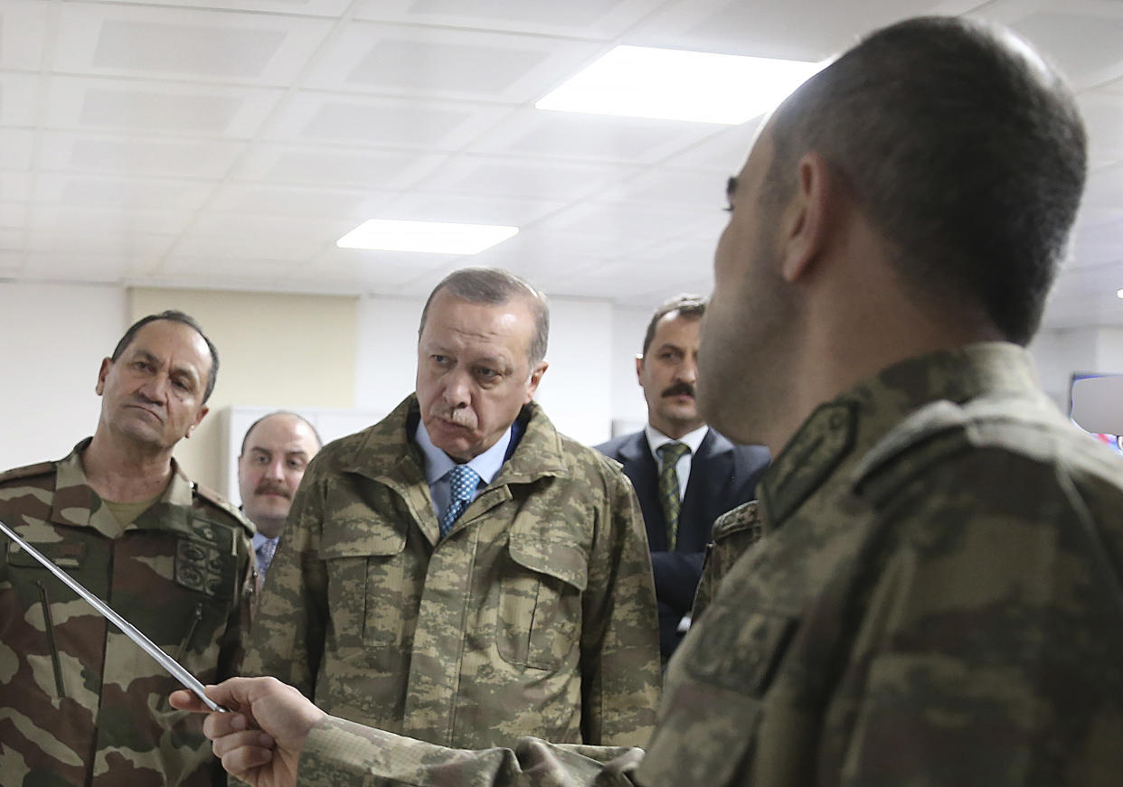 Erdoğan inszeniert sich bei einem Besuch des Kommandozentrums der Afrin-Invasion als Kriegsherr (Pool Photo via AP)