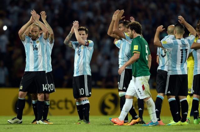 Photo: Paraguay forward Dario Lezcano beats Colombia midfielder