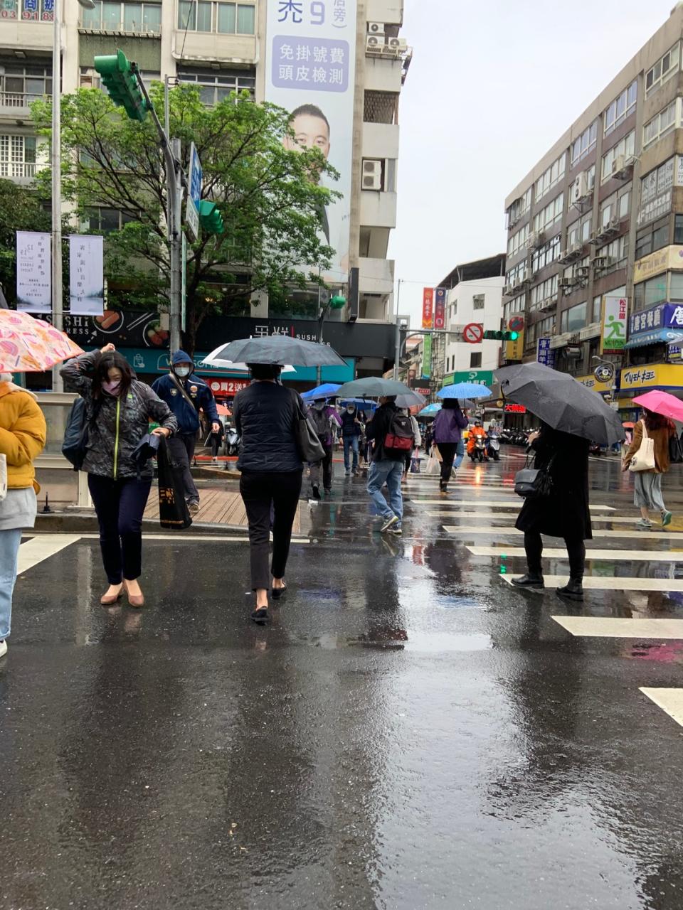 氣象局表示，受到東北季風影響，今晚至明晨北台灣低溫下探15度，且基隆北海岸及宜蘭易有較大雨勢。   圖：張家寧／攝