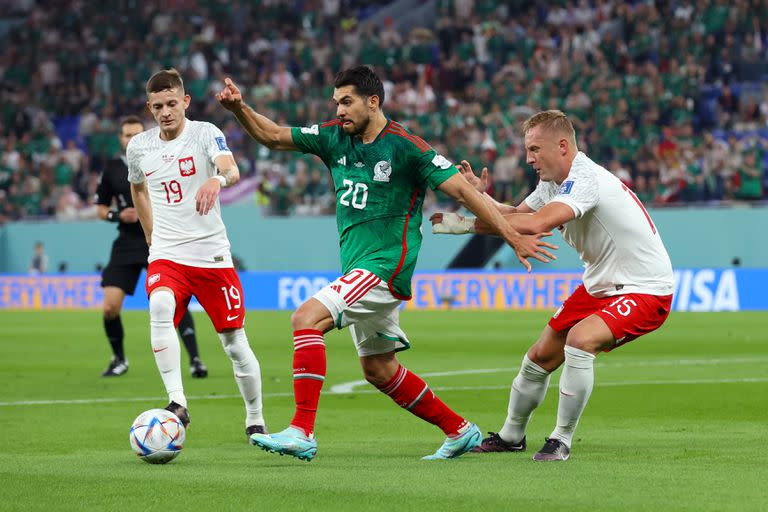 Henry Martin lucha contra Sebastian Szymanski en el partido entre México y Polonia; hay respeto por Argentina