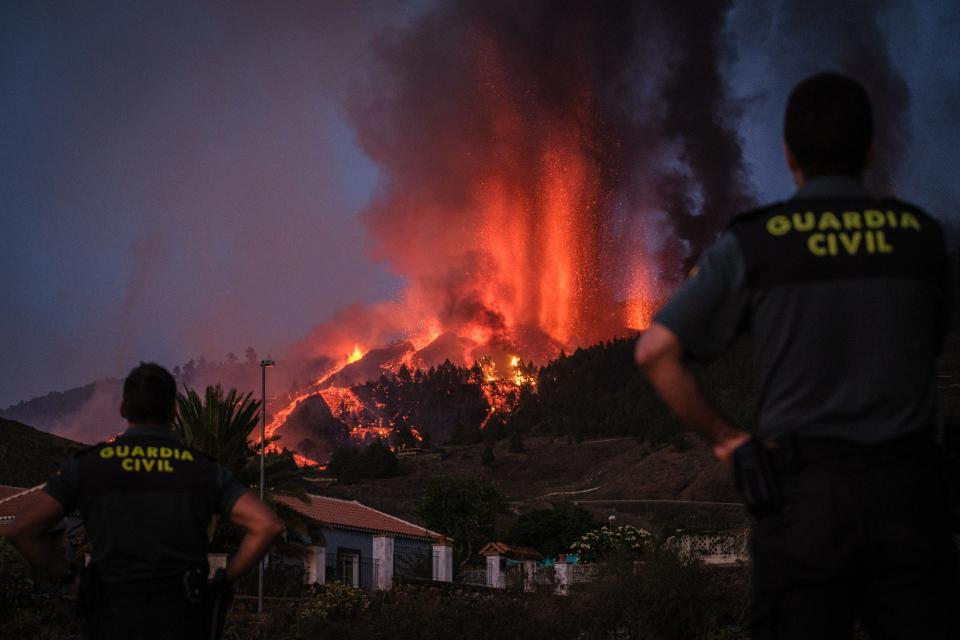 Fountains of lava bursting from La Palma eruption