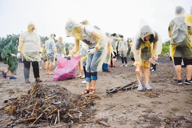 國內海底垃圾調查結果，其中最髒樣站位於淡水河口外海，垃圾密度高出全球平均近90倍。圖為過去鄰近淡水洲子灣海灘淨灘活動。（本報資料照片）