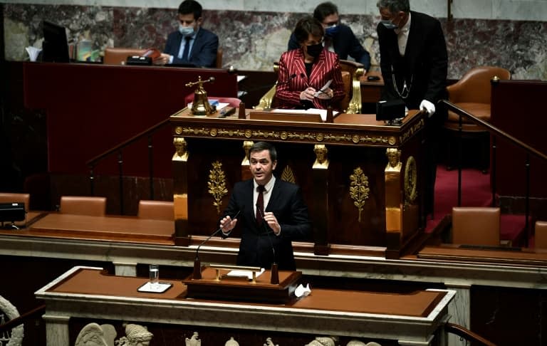 Le ministre de la Santé Olivier Véran à la tribune de l'Assemblée nationale, le 3 janvier 2022 - STEPHANE DE SAKUTIN © 2019 AFP