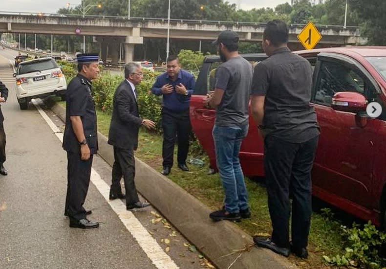 The Agong checks on the condition of an accident victim en route to Putrajaya. — Picture via Instagram/Istana_Negara