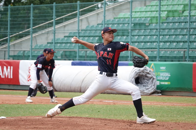 U12世界盃日本對戰美國隊 皆川旺介率隊拿勝 U12世界盃棒球賽日本隊4日複賽與美國隊交手，日本 隊先發投手皆川旺介（前）控球精準，展現壓制力， 5.1局飆8K，率隊以7比0拿勝。 中央社記者謝靜雯攝  112年8月4日 