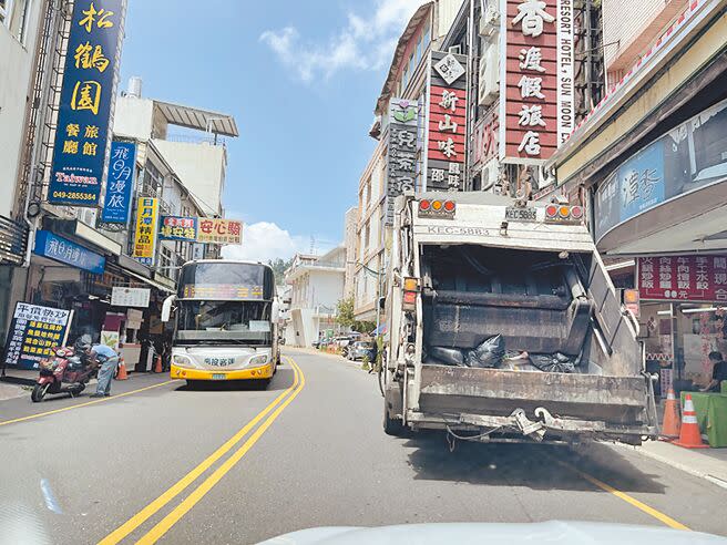 日月潭列為空氣品質維護區，透過車牌辨識系統科技執法，對未符合規範大型柴油車加強取締，今年前2個月共開出930張罰單。（楊靜茹攝）