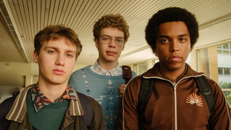 Sie wollen als HipHop-Band durchstarten, von links: Walter aka W (Samuel Benito), DJ Nik (Simon Fabian) und Ben (Andrew Porfitz). (Bild: 2022 Turner Broadcasting System Europe Limited - a Warner Bros. Discovery Company / W&B Television GmbH /)