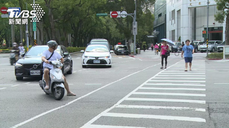 有網友認為過馬路險遭撞反擊的行為有些不妥，可能造成車輛毀損。(示意圖，圖片來源/ TVBS)