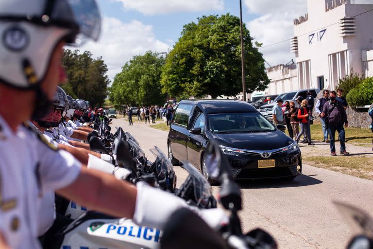 El vehículo con los restos de Fangio avanza por Balcarce, ante el aplauso y el respeto de todos los presentes