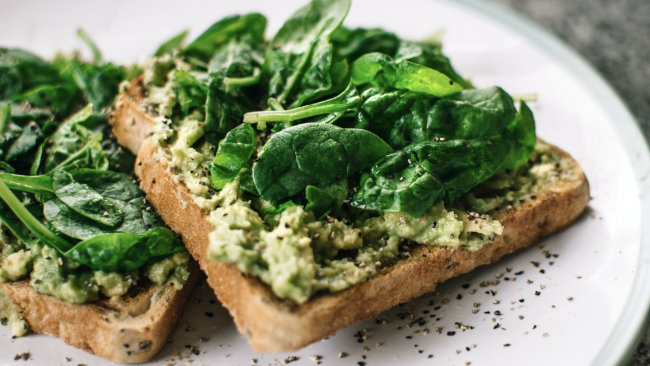 Toast de aguacate y espinacas