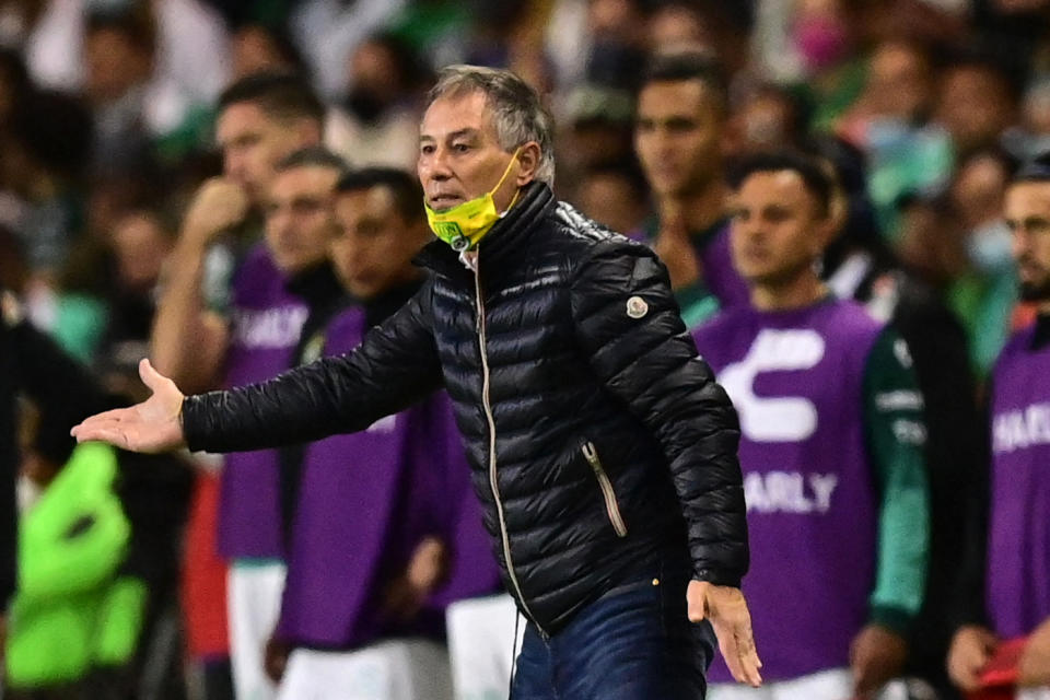 Leon's Argentinian head coach Ariel Holan gestures during the Mexican Apertura 2021 tournament first leg final football match against Atlas at the Nou Camp stadium in Leon, Guanajuato state, Mexico, on December 9, 2021. (Photo by PEDRO PARDO / AFP) (Photo by PEDRO PARDO/AFP via Getty Images)