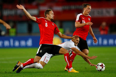 Soccer Football - 2018 World Cup Qualifications - Europe - Austria vs Serbia - Ernst Happel Stadion, Vienna, Austria - October 6, 2017 Serbia’s Dusan Tadic in action with Austria’s Stefan Ilsanker and Julian Baumgartlinger REUTERS/Leonhard Foeger