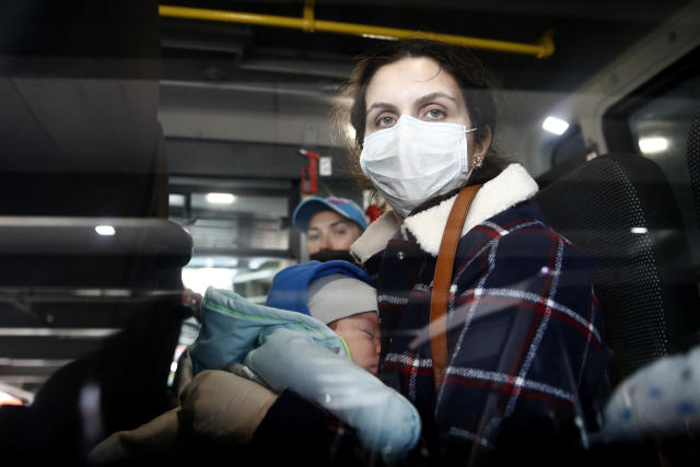 MOSCOW REGION, RUSSIA - APRIL 15, 2020: A Russian traveller with a child boards a minibus at Terminal F at the Sheremetyevo International Airport after arriving on an Aeroflot charter flight from New York City, United States, during the pandemic of the novel corinavirus disease (COVID-19). Since 27 March 2020, Russia suspended all international flights with the exception of evacuation flights, to counter the spread of coronavirus. Artyom Geodakyan/TASS EDITORIAL USE ONLY; NO COMMERCIAL USE; NO ADVERTISING (Photo by Artyom Geodakyan\TASS via Getty Images)