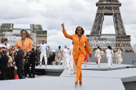 <p>Révélée dans la série Murder, l’actrice américaine de 36 ans est montée sur le podium dressé devant la tour Eiffel pour scander qu’elle le vaut bien ! Comme le célèbre slogan de la marque L’Oréal, qui célèbre déjà ses 50 ans ! ©Getty Images</p> 