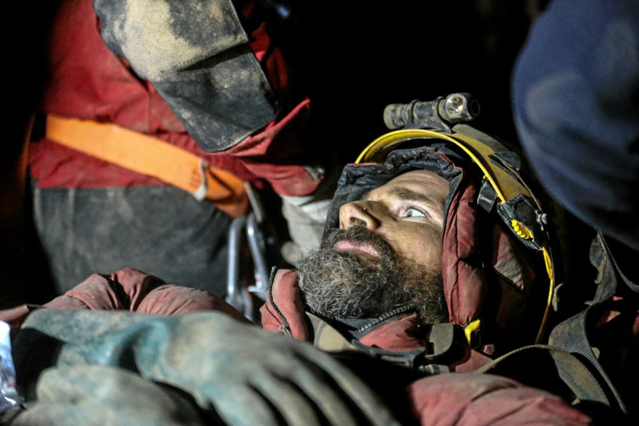 Mark Dickey, lundi, lors de sa sortie du gouffre dans lequel il était coincé depuis neuf jours.   - Credit:MUSTAFA UNAL UYSAL / ANADOLU AGENCY / Anadolu Agency via AFP