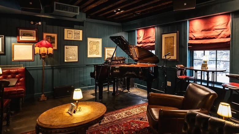 Fraunces Tavern's piano bar