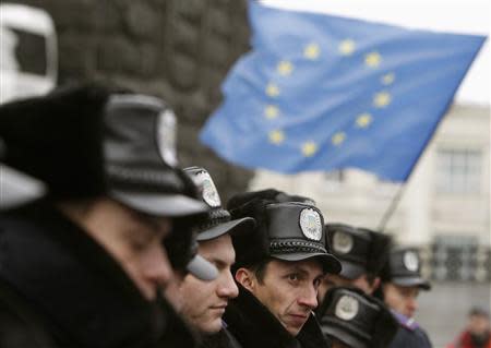 Police officers stand in a line during a rally attended by people to support EU integration in front of the Ukrainian cabinet of ministers building in Kiev November 26, 2013. REUTERS/Vasily Fedosenko
