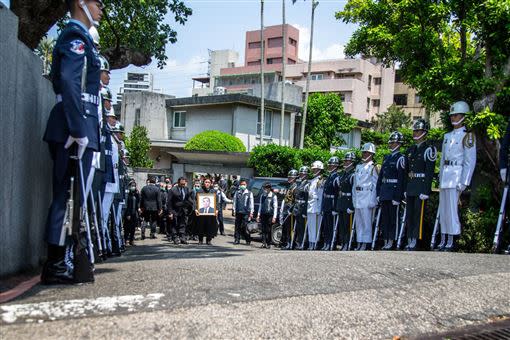 郝柏村10日出殯，郝龍斌手捧遺照。（圖／郝龍斌辦公室提供）