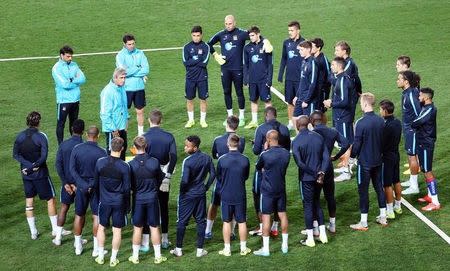 Football - Manchester City Training - AAMI Park, Melbourne, Australia - 23/7/15 Manchester City manager Manuel Pellegrini talks to the squad during training Action Images via Reuters / Jason O'Brien Livepic