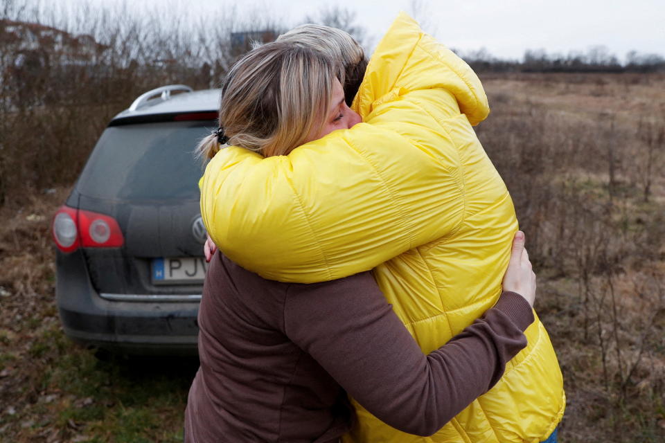 Anna Semyuk y Nataliya Ableyeva se abrazaron emocionadas al conocerse. (Foto: REUTERS/Bernadett Szabo)