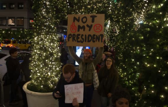 Un grupo de personas protesta en New York en contra de la elección de Donald Trump como presidente de los EEUU. Foto: AFP