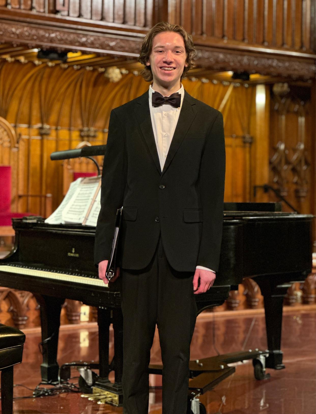 Hopewell High student Luke Ujhazy will entertain with the Mendelssohn Choir in a Heinz Hall show by the Pittsburgh Symphony Orchestra.