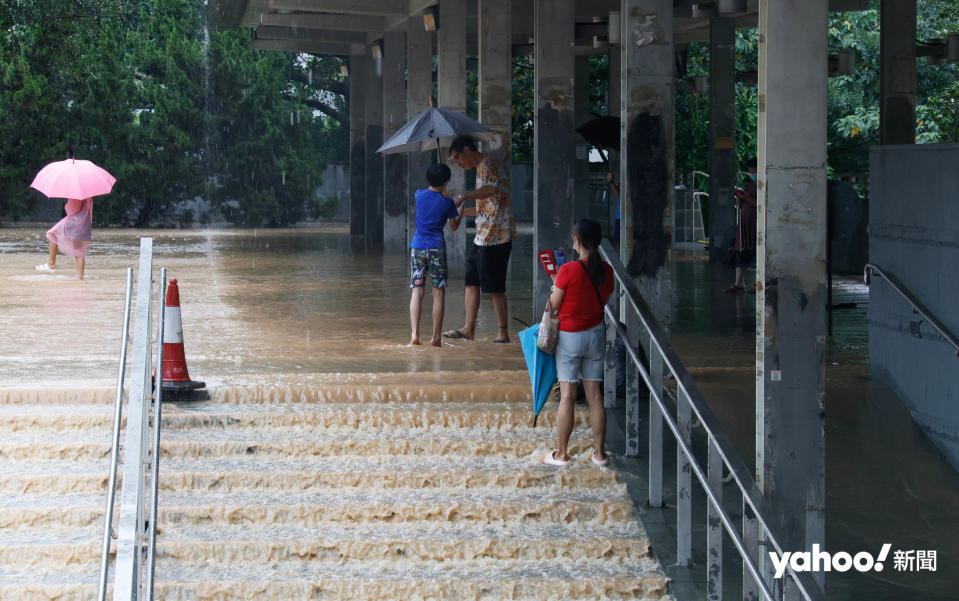 本港遭遇世紀豪雨，黃大仙成為水浸重災區，通往黃大仙祠的樓梯水浸彷如瀑布。