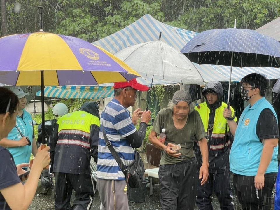 花蓮市長魏嘉彥冒雨協助勸導低窪地區民眾撤離。(花蓮市公所提供)