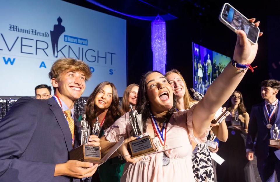 Celine Churchman tomándose una "selfie" en el escenario para celebrar su premio durante la 65ª ceremonia de Silver Knight Awards de Miami Herald y Nuevo Herald en James L. Knight Center el jueves 25 de mayo de 2023, en el downtown de Miami, la Florida.