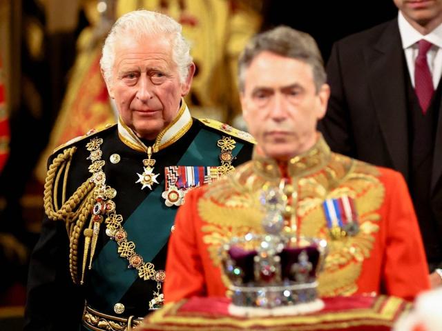 K&#xf6;nig Charles - damals noch Prince of Wales - schritt im Mai 2022 hinter der Imperial State Crown als Vertreter der Queen zur Parlamentser&#xf6;ffnung. (Bild: imago/i Images)