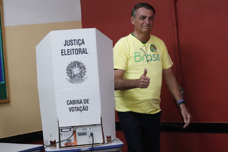 Bolsonaro levanta el pulgar tras votar en Río de Janeiro