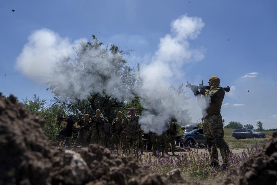 Un prisionero que se integró al Batallón Arey de las fuerzas militares ucranianas dispara un lanzacohetes antitanque RPG-7 durante una sesión de entrenamiento en la región de Dnipropetrovsk, Ucrania, el sábado 22 de junio de 2024. (AP Foto/Evgeniy Maloletka)