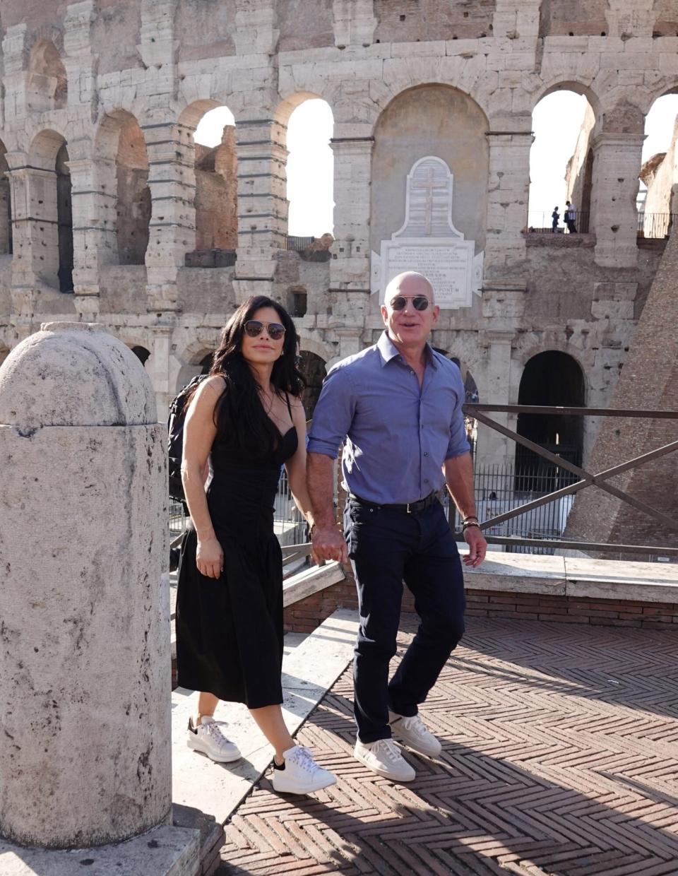 Rome, ITALY - Billionaire Jeff Bezos and Lauren Sanchez walk hand in hand while visiting the Colosseum in Rome. Later the happy couple lunched at The Court restaurant terrace in front of the Colosseum. Pictured: Jeff Bezos, Lauren Sanchez BACKGRID USA 15 OCTOBER 2022 BYLINE MUST READ: Cobra Team / BACKGRID USA: +1 310 798 9111 / usasales@backgrid.com UK: +44 208 344 2007 / uksales@backgrid.com *UK Clients - Pictures Containing Children Please Pixelate Face Prior To Publication*