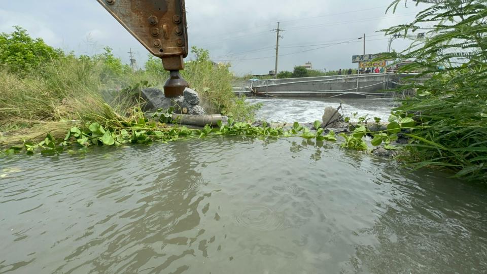 怪手破壞橋邊護欄，讓積水流入河裡面。雲林縣政府提供