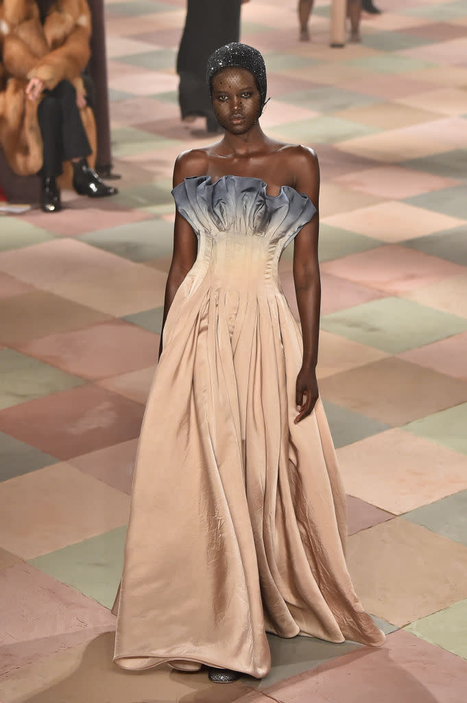 Beige y negro para este vestido de alta costura de Christian Dior. Foto: Peter White/Getty Images