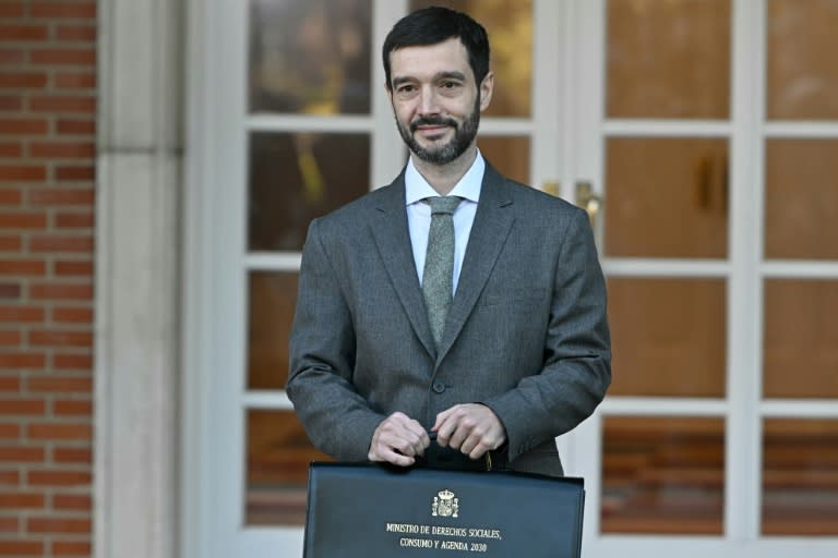 El ministro Óscar Puente llega al presidencial palacio de la Moncloa para la primera reunión del nuevo gobierno español, el 22 de noviembre de 2023 en Madrid (Javier Soriano)