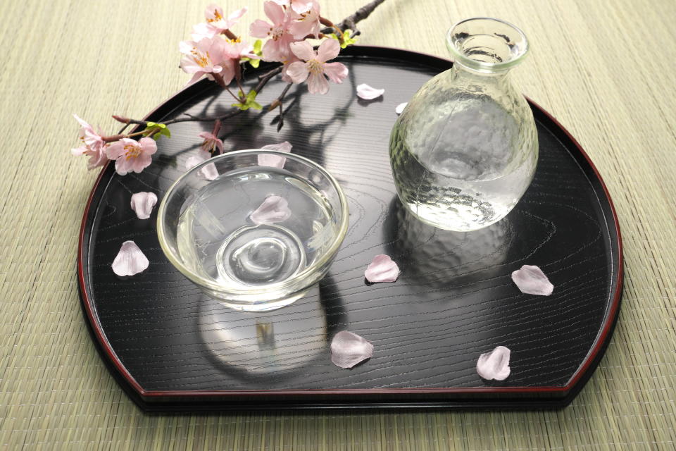 A cup of cherry blossom viewing (cherry blossoms, transparent sake cups, ranbiki half moon tray)