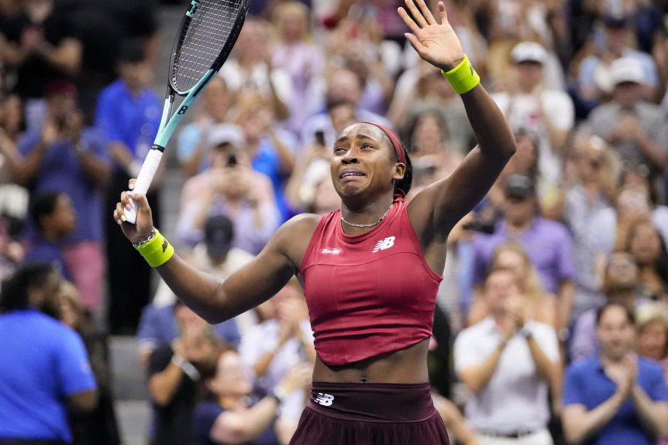 La local Coco Gauff festeja su triunfo sobre Aryna Sabalenka en la final del Abierto de Estados Unidos, el sábado 9 de septiembre de 2023 (AP foto/Frank Franklin II)