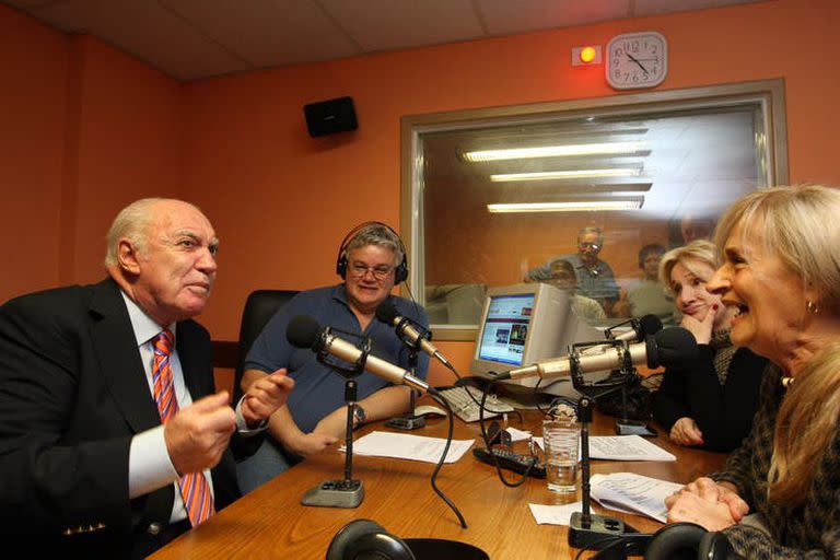 Rina Morán y Cacho Fontana en plena labor en Radio Colonia, en abril de 2009