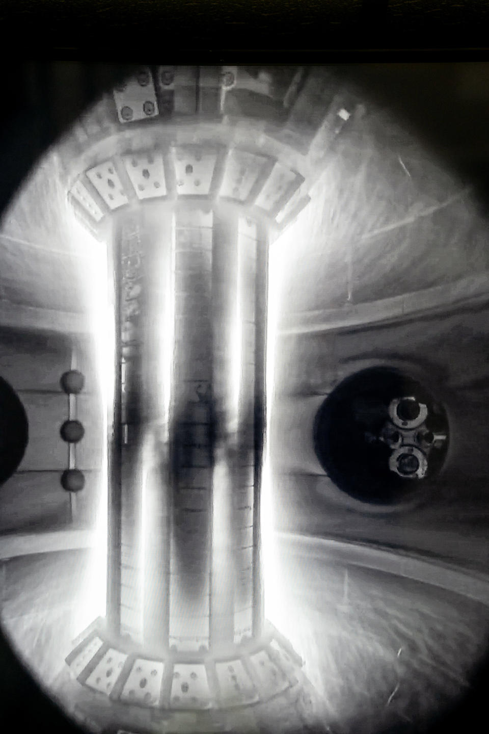 Imagen del monitor de video que muestra la parte interna del dispositivo de fusión de Tokamak Energy, en Abingdon, Inglaterra, mientras dispara un potente rayo a un gas supercalentado, el 23 de agosto de 2021. (Andrew Testa para The New York Times)